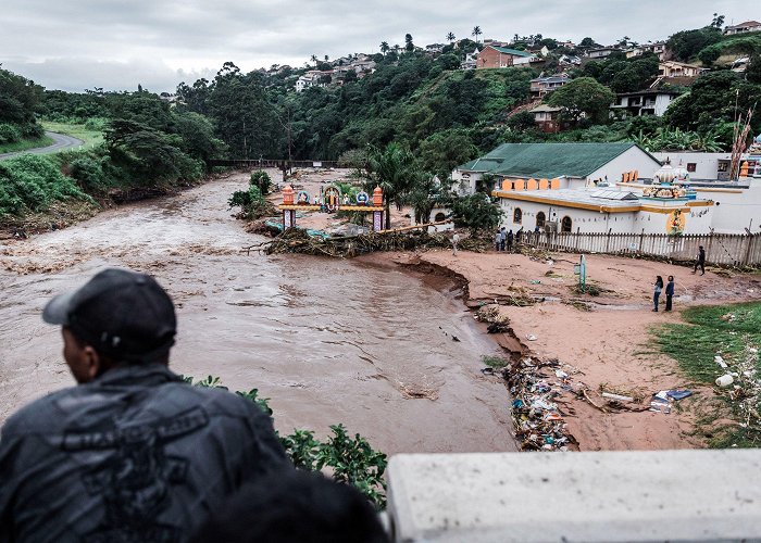 Galeria River In pictures: Deadly flooding in South Africa | CNN photo