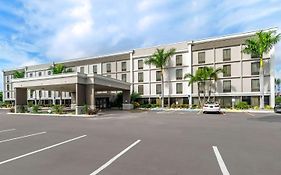 Comfort Inn & Suites St Pete - Clearwater International Airport Exterior photo