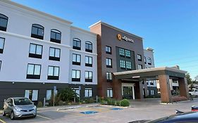 La Quinta Inn & Suites By Wyndham Tulsa Midtown Exterior photo