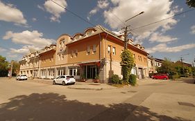 Hotel Vadászkürt Superior Székesfehérvár Exterior photo