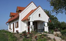 Casa Beata Vila Lesencetomaj Exterior photo