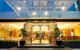 Diamond Hotel Phnom Penh Exterior photo