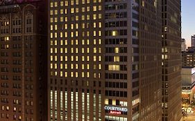 Courtyard Chicago Downtown/Magnificent Mile Hotel Exterior photo