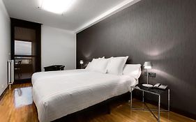 Apartamentos Mendebaldea Suites Pamplona Room photo