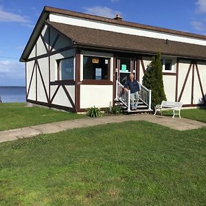 Gite Au Bord De La Baie Acomodação com café da manhã Bouctouche Exterior photo