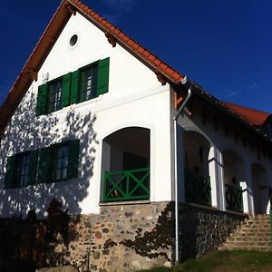 Kolonics Pincészet Vendégház Somló Acomodação com café da manhã Somlovasarhely Exterior photo