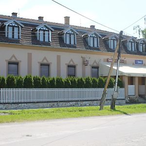 Ubytovanie Toscana Motel Vysne Revistia Exterior photo