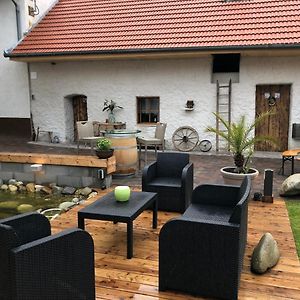 Auszeit; Gastehaus & Mehr Acomodação com café da manhã Kollersdorf Exterior photo