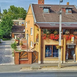 Napsugár Panzió Acomodação com café da manhã Nyírbátor Exterior photo