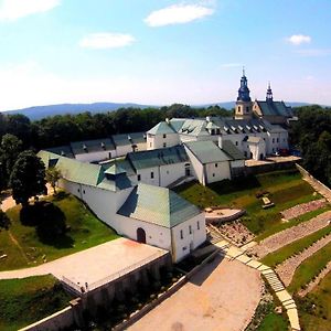 Karczówka Klasztor Acomodação com café da manhã Kielce Exterior photo