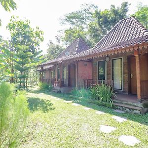 Balkondes Kenalan Hotel Magelang Exterior photo