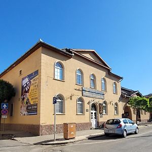 KOMPLEX -Rendezvénytermek-Panzió-Apartman-Irodák- Acomodação com café da manhã Mateszalka Exterior photo