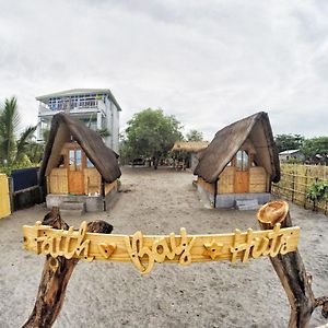 Faith Bay - Beach Front Hut Acomodação com café da manhã Camiling Exterior photo