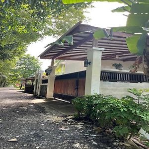 Linz Beach House Pasanggaran Exterior photo