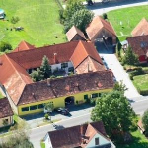 Ferienwohnungen Und Appartements Im Idyllischen Vierkanthof, Gruppenurlaube Fürstenfeld Exterior photo