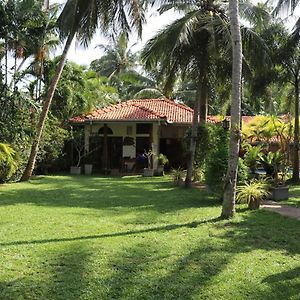 Pavana Hotel Negombo Exterior photo