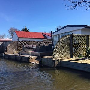 Holzhaus St.Pauli Mit Steg Und Wasseblick Vila Wervershoof Exterior photo