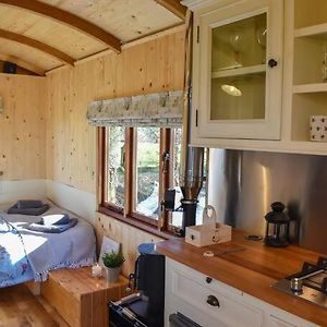 Handcrafted Shepherds Hut Apartamento Toppesfield Exterior photo