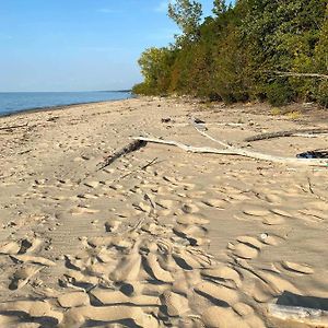 All The Waters Retro Home On Lake Michigan- Your Own Private Beach Benton Harbor Exterior photo