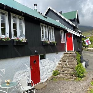 Charming And Authentic Heritage Retreat In Kvivik - Right Next To The River Vila Exterior photo