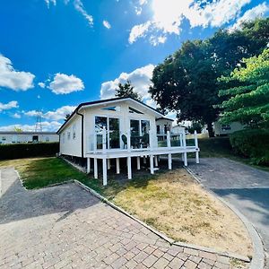 Waterfall Retreat Hotel Poole Exterior photo