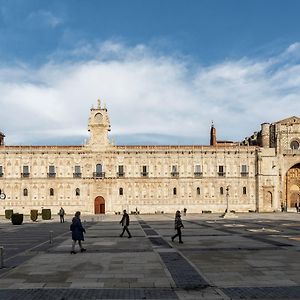 Parador de Turismo de León Hotel Exterior photo