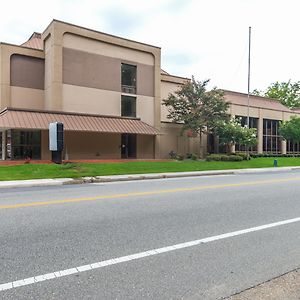 Baymont By Wyndham Williamsburg Hotel Exterior photo