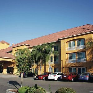 La Quinta By Wyndham Fowler Hotel Exterior photo