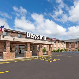 Baymont By Wyndham Manistee Hotel Exterior photo