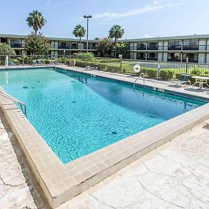 Quality Inn & Suites Waycross Exterior photo