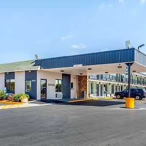 Econo Lodge Shorewood Exterior photo