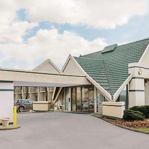 Days Inn By Wyndham Rutland/Killington Area Exterior photo