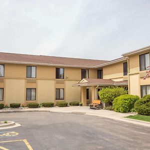 Super 8 By Wyndham Germantown/Milwaukee Hotel Exterior photo