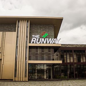 The Runway Hotel Kochi Exterior photo
