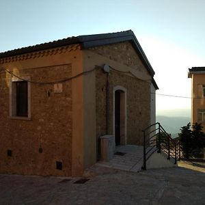 Palazzo Petrilli Acomodação com café da manhã Trevico Exterior photo