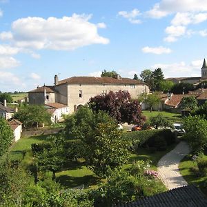 Chambre Renaissance au Château de Champagne-Mouton Exterior photo