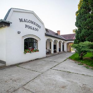 Szobi Malomkert Fogadó Acomodação com café da manhã Exterior photo