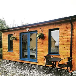 Ceaser'S Cabin Is A Cosy 1 Bedroom Cabin Droíchead an Chláir Exterior photo