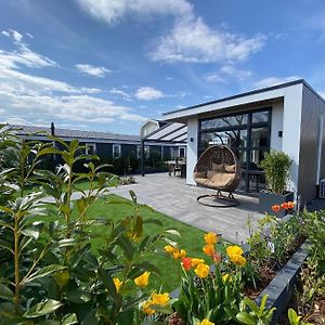 Luxus Cube Ferienhaus Chalet Am See Mit Schwimmbad In Lathum Nl Vila Exterior photo