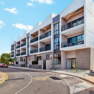 Jewel On Jubilee - New 1 Bed Apt With Parking Apartamento Port Adelaide Exterior photo
