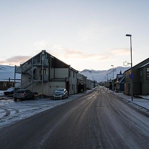 Scenic Penthouse - Ocean View & Skylight Windows Apartamento Siglufjordur Exterior photo