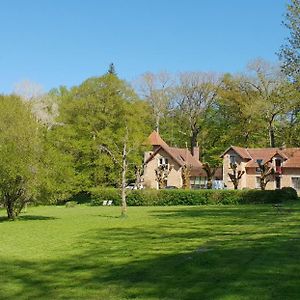 Gite Dans Un Domaine Historique Vila Chevreuse Exterior photo