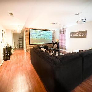 Cute 2-Brm Walkout Apt With Pool Table And Theater Apartamento Lexington Exterior photo