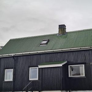 Hyggeligt Gammelt Hus I Vestmanna Vila Exterior photo