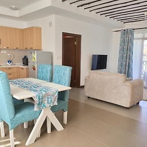 Kikambala Luxurious Two Bedroom - Beachfront, Swimming Pool View, Wifi, Smart Tv, Ample Parking, 24Hr Security Mombaça Exterior photo