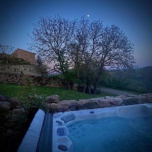 Maisonnette Jardin Jacuzzi Au Coeur De Chambles Vila Exterior photo