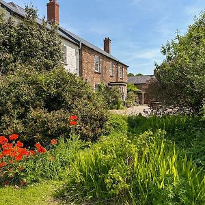 Duvale Priory - 9985 Vila Bampton  Exterior photo