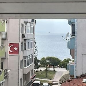 Cadde Ustu, Deniz Manzarali Ferah Bir Daire Apartamento Gemlik Exterior photo