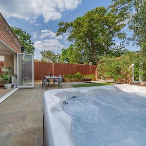 Stunning 3B2Ba Huge Entertaining Space And Hottub! Apartamento Raynes Park Exterior photo