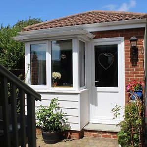 Little Worsley And The Shepherds Hut Vila Ventnor Exterior photo